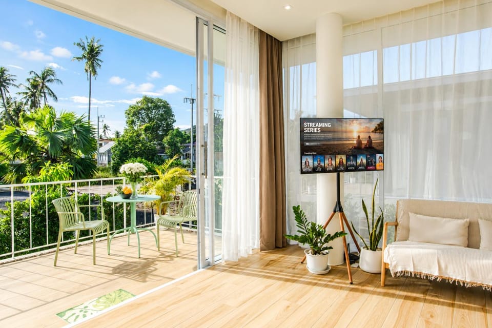 Property building, Patio, Day, TV and multimedia, Balcony/Terrace