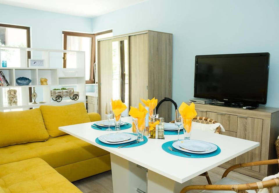 TV and multimedia, Living room, Seating area, Dining area