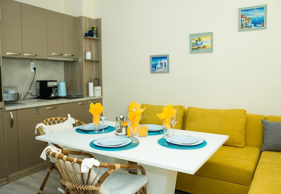 Coffee/tea facilities, Kitchen or kitchenette, Living room, Seating area, Dining area
