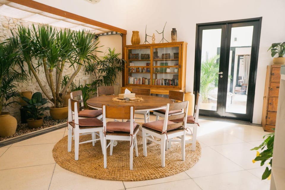 Splendid 3 BR villa with large pool and garden Villa in North Kuta