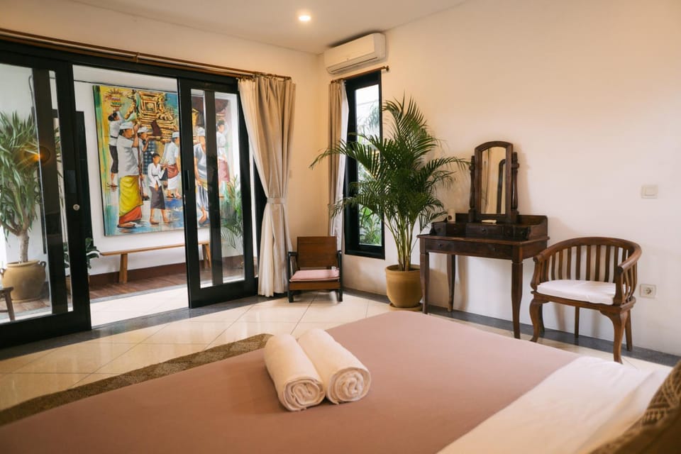 Splendid 3 BR villa with large pool and garden Villa in North Kuta
