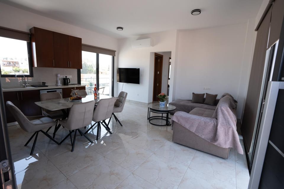 Kitchen or kitchenette, Living room, Seating area, Dining area