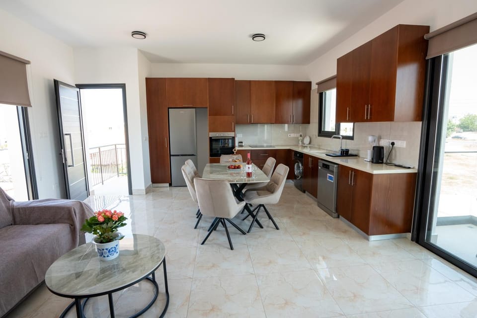 Kitchen or kitchenette, Living room, Seating area, Dining area