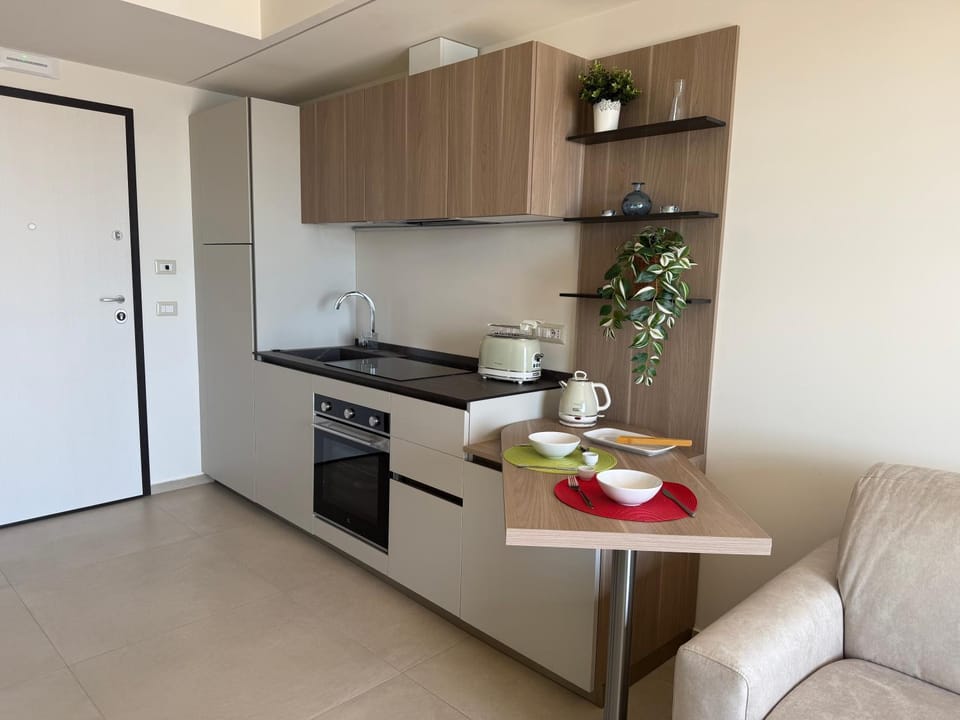 Coffee/tea facilities, Kitchen or kitchenette, Dining area, stove