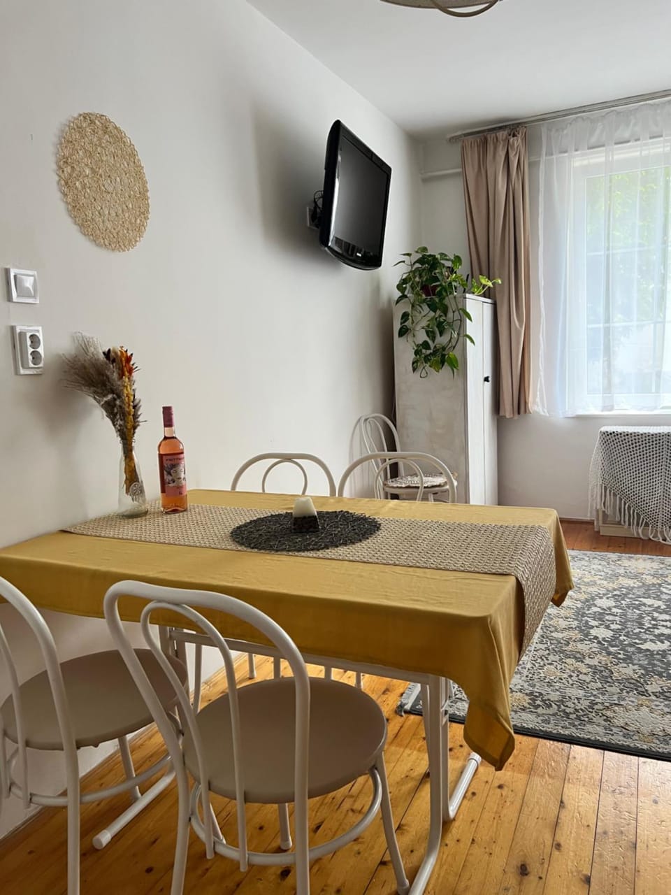 TV and multimedia, Living room, Dining area