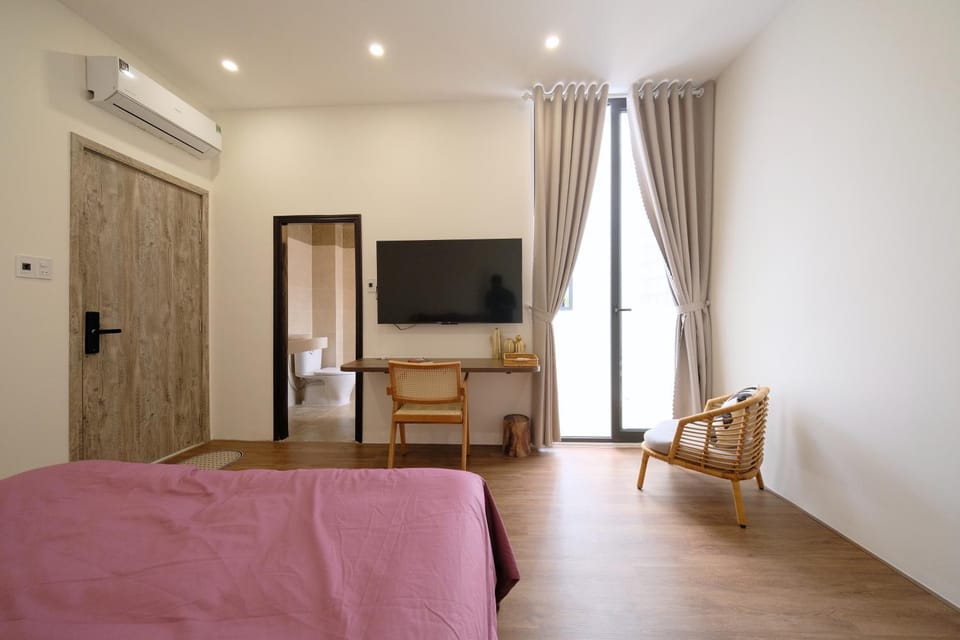 TV and multimedia, Seating area, air conditioner
