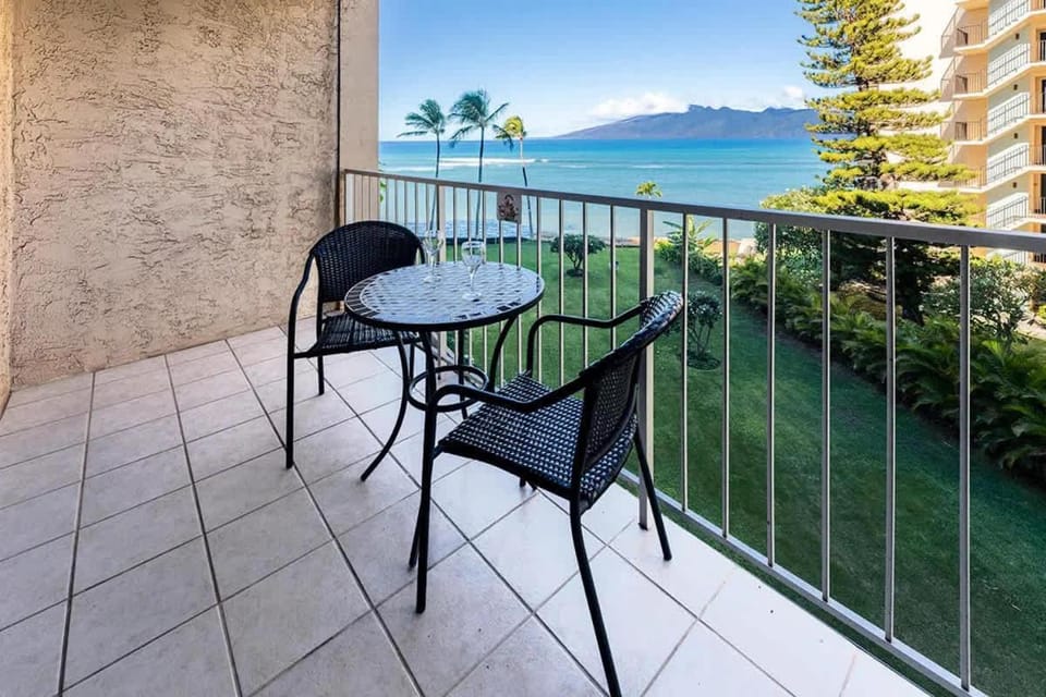 Studio for 2 - Ocean Views Gym AC Comfort Oceanfront Pool Walkable Dining House in Napili-Honokowai