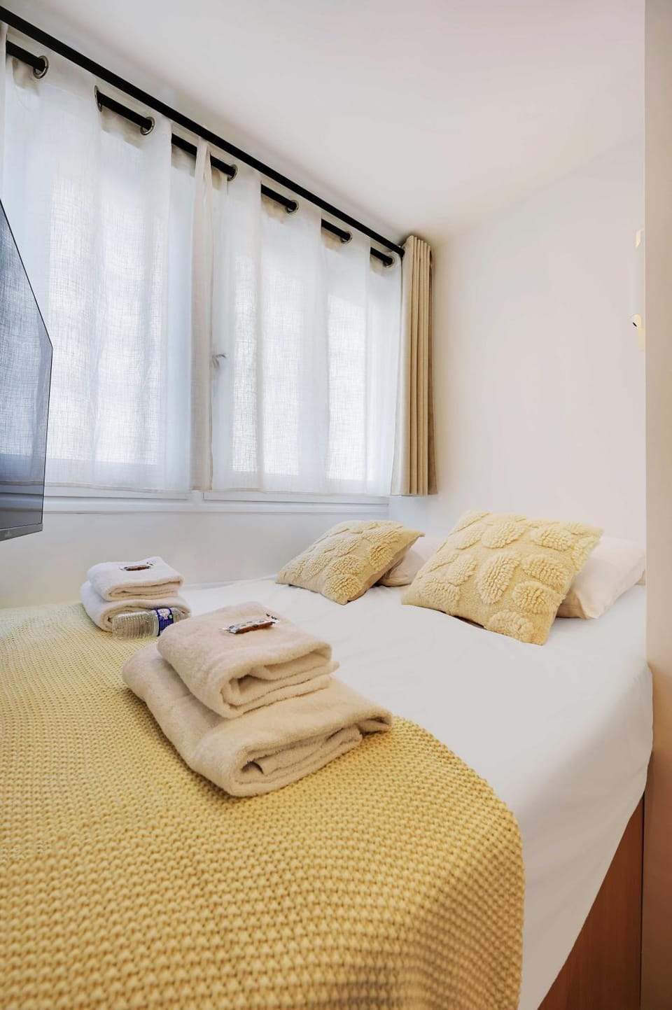 Bed, Bedroom, towels