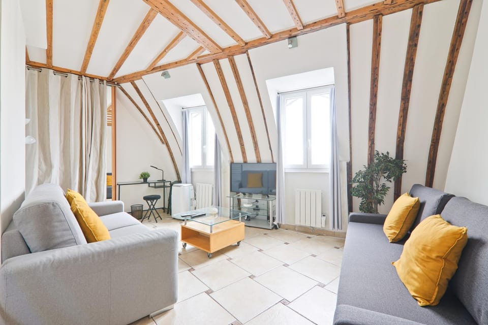 Bed, TV and multimedia, Living room, Seating area, internet