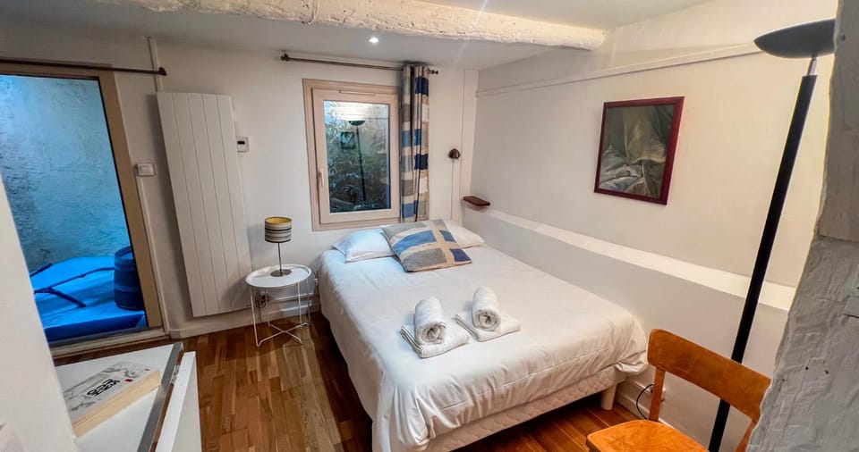 Bed, Photo of the whole room, Bedroom, towels