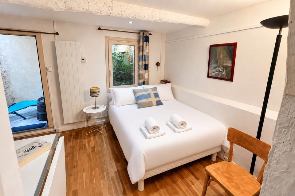 Bed, Photo of the whole room, Bedroom, towels
