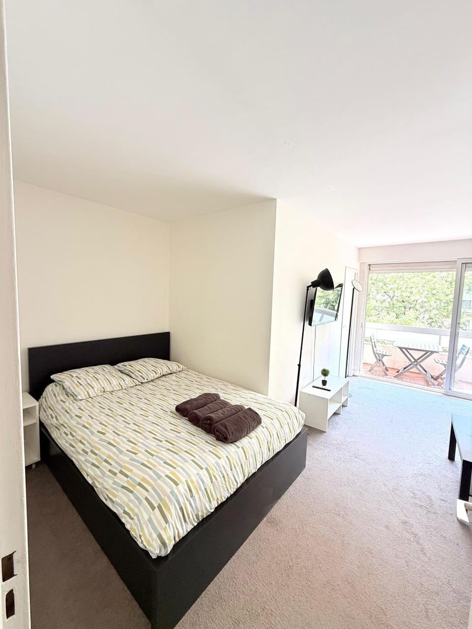Bed, Decorative detail, towels