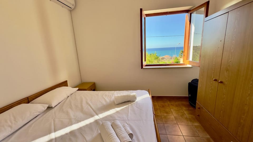 Jolinda Guest House, accogliente appartamento con 2 camere da letto, vista mare, vicino al centro di Cefalù con piscina fuori terra Apartment in Cefalu