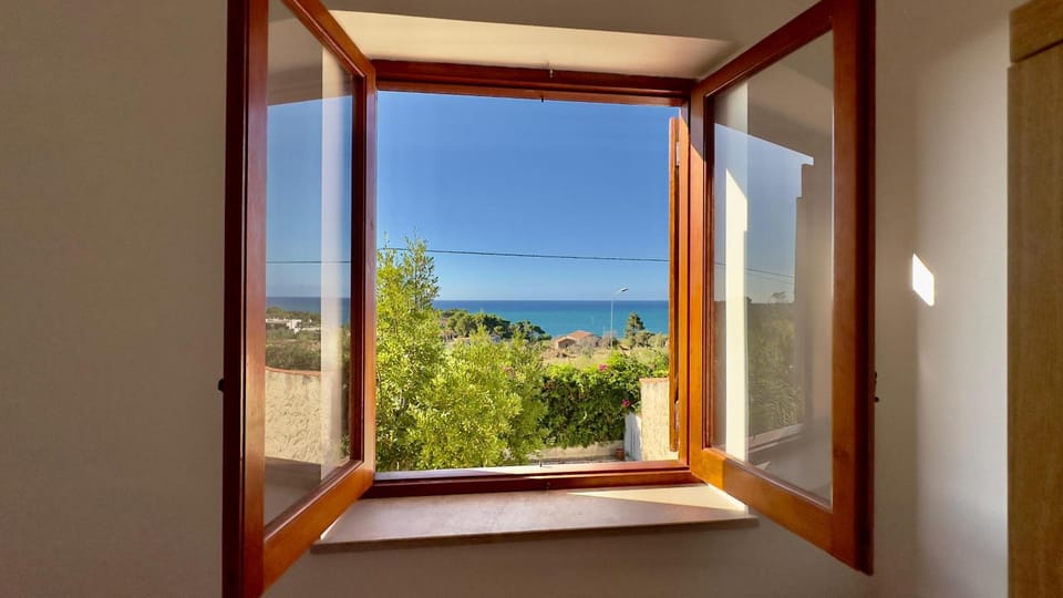 Jolinda Guest House, accogliente appartamento con 2 camere da letto, vista mare, vicino al centro di Cefalù con piscina fuori terra Apartment in Cefalu