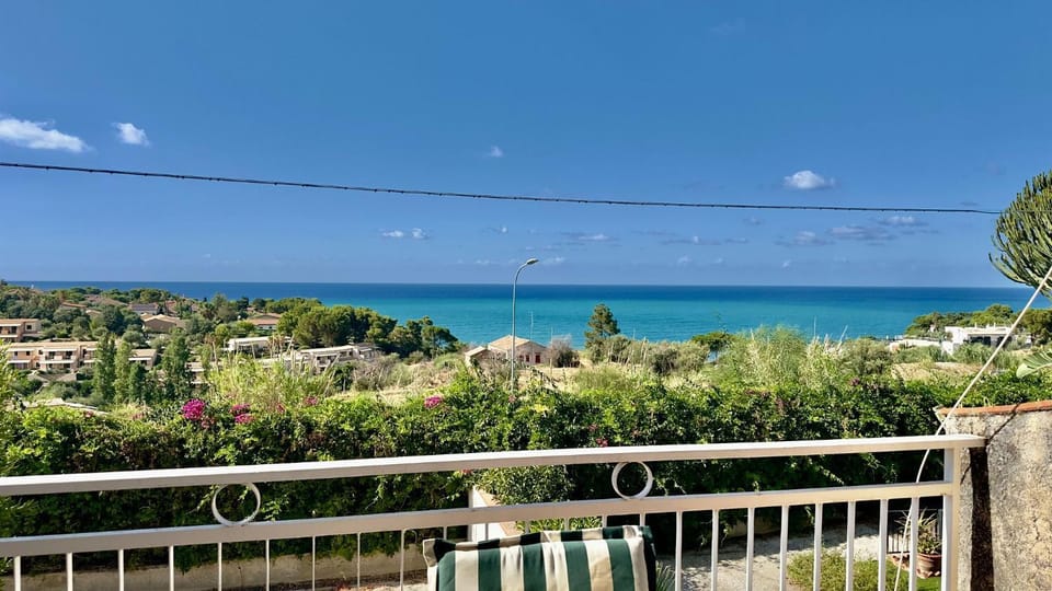 Jolinda Guest House, accogliente appartamento con 2 camere da letto, vista mare, vicino al centro di Cefalù con piscina fuori terra Apartment in Cefalu