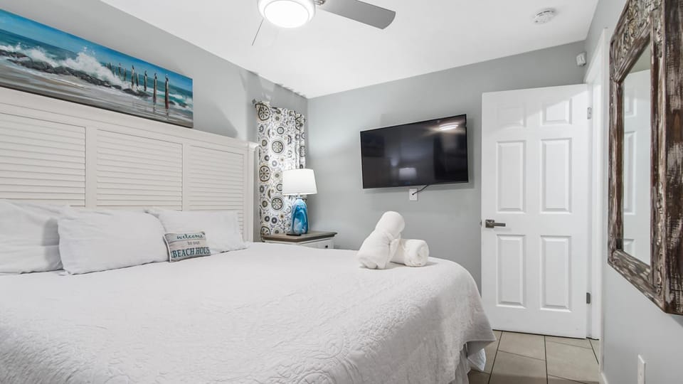 Bed, TV and multimedia, Photo of the whole room, Bedroom