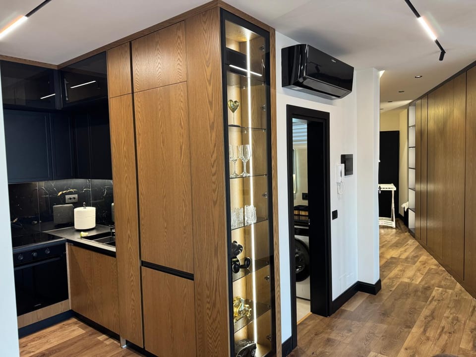 Kitchen or kitchenette, minibar