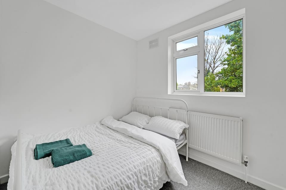 London Home with Garden and Parking near Stratford Station Apartment in London
