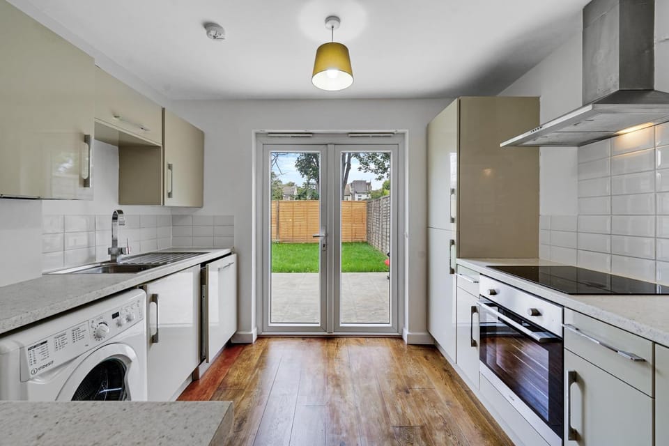 London Home with Garden and Parking near Stratford Station Apartment in London