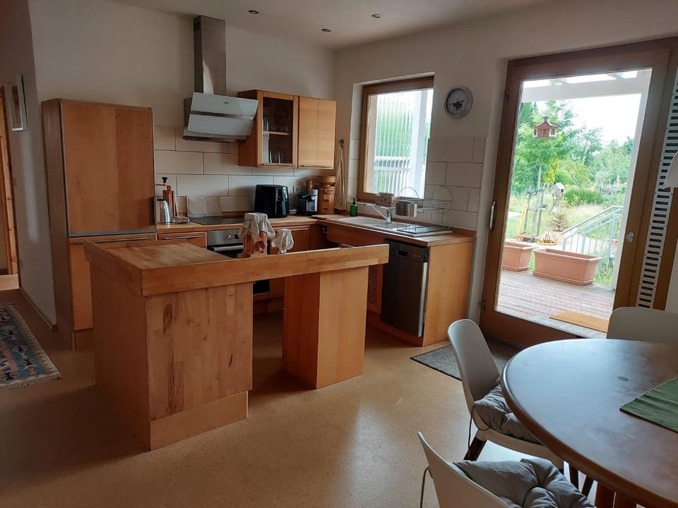 Kitchen or kitchenette, Dining area, oven