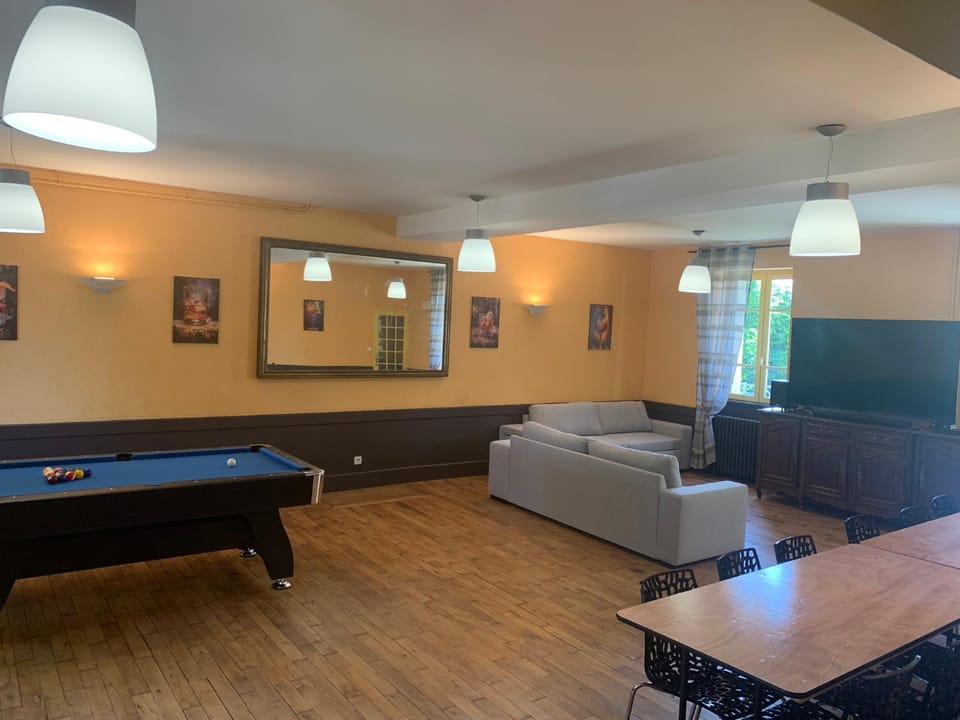Communal lounge/ TV room, Billiard, Game Room, TV and multimedia, Living room, Seating area