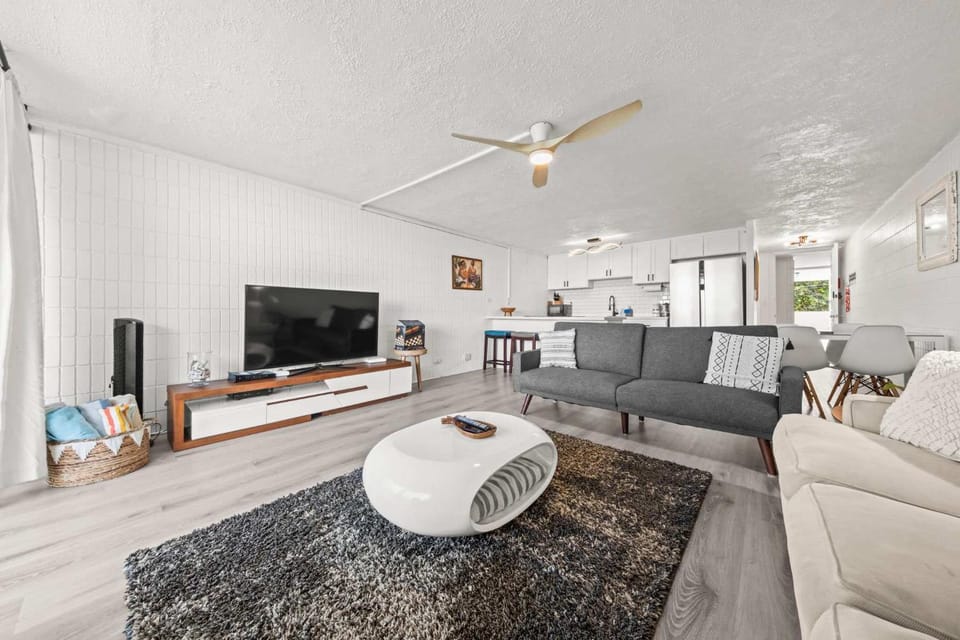 Beachfront Condo with Ocean View House in Punaluu
