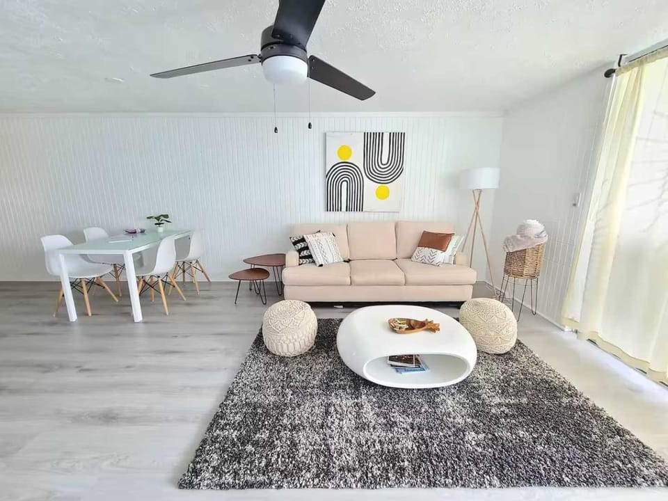 Beachfront Condo with Ocean View House in Punaluu