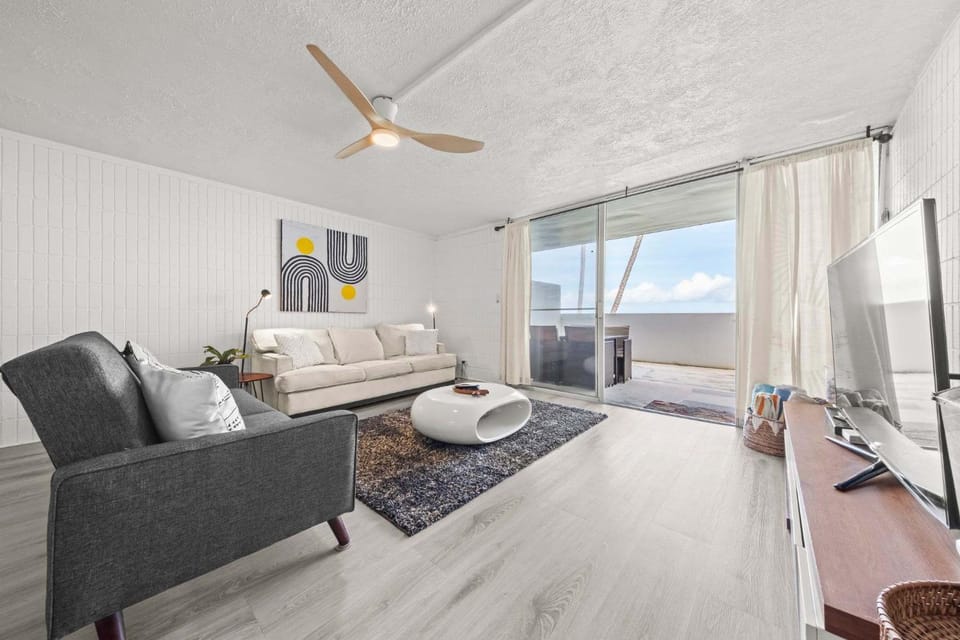 Beachfront Condo with Ocean View House in Punaluu