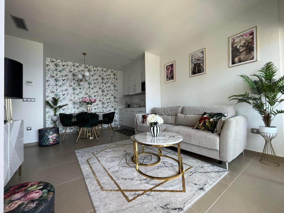 TV and multimedia, Kitchen or kitchenette, Living room, Seating area