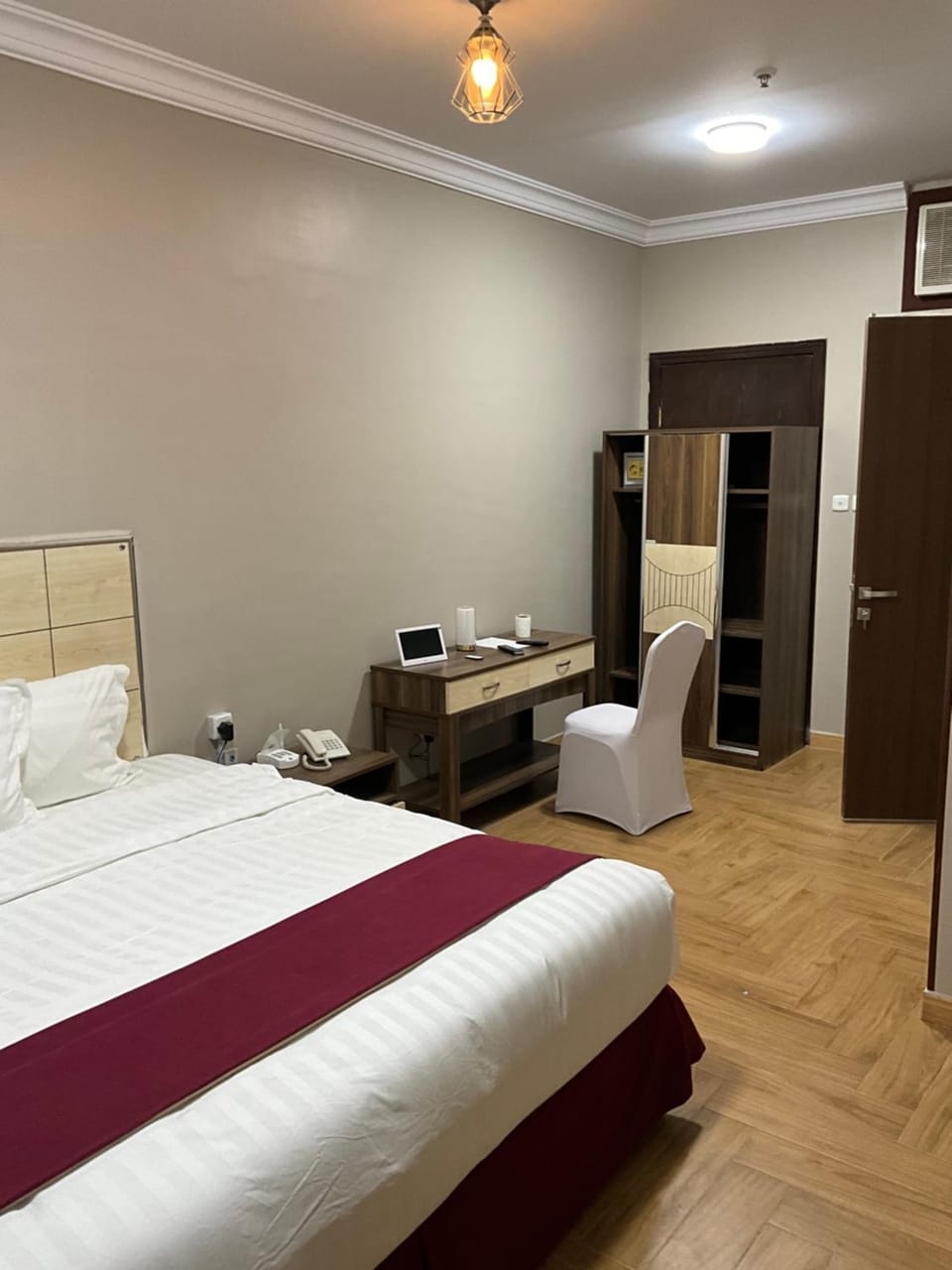 Photo of the whole room, Bedroom
