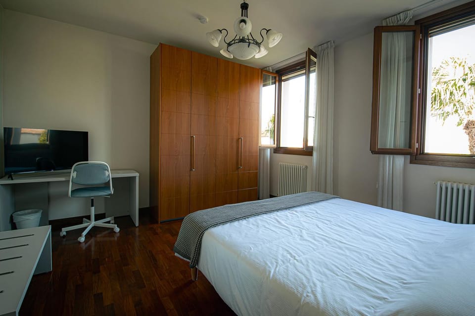 Bed, TV and multimedia, Photo of the whole room, Bedroom, wardrobe
