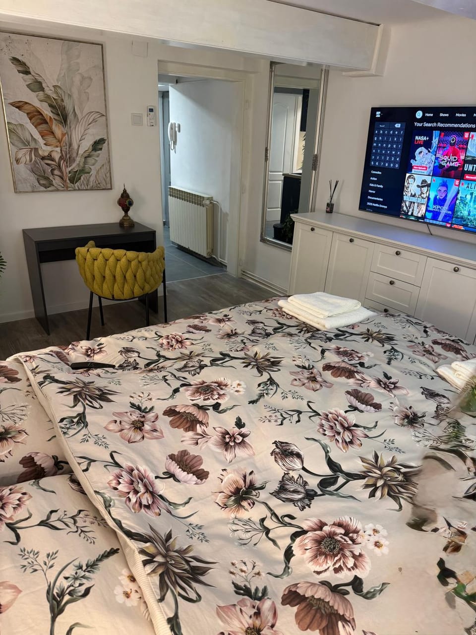 Bed, TV and multimedia, Bedroom