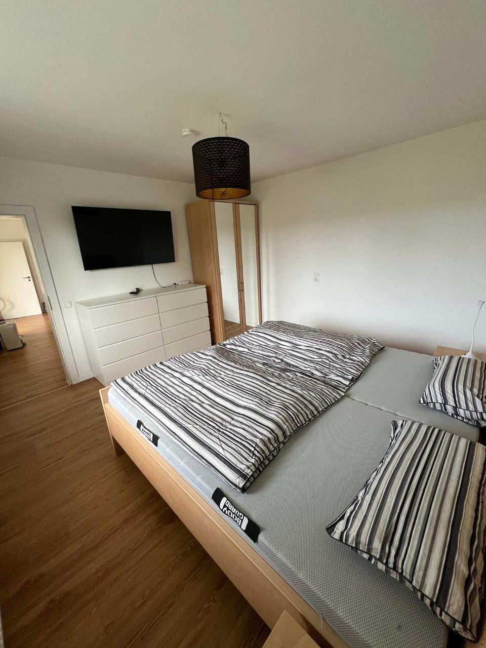 Bed, TV and multimedia, Photo of the whole room, wardrobe