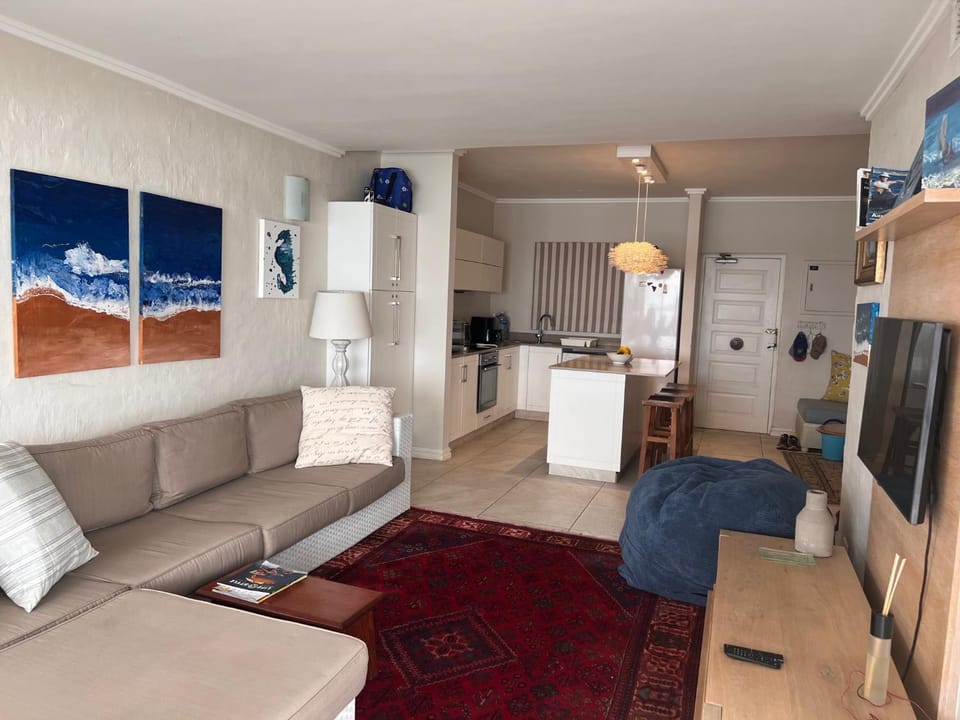 TV and multimedia, Kitchen or kitchenette, Living room, Seating area, Dining area, oven