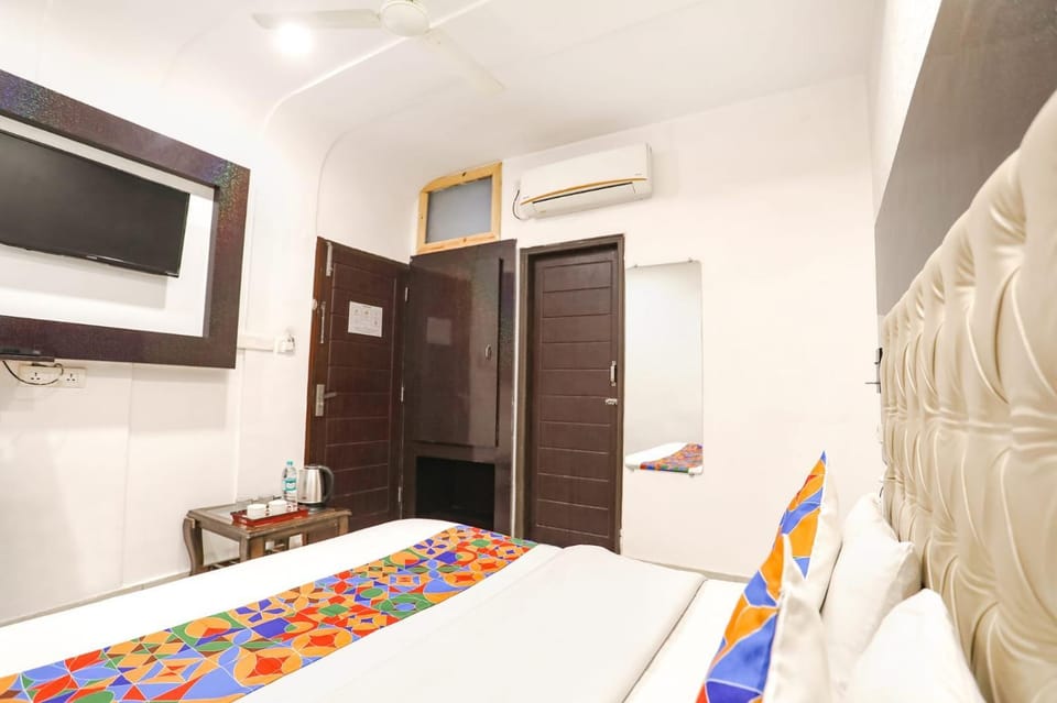 Seating area, Evening entertainment, Bedroom