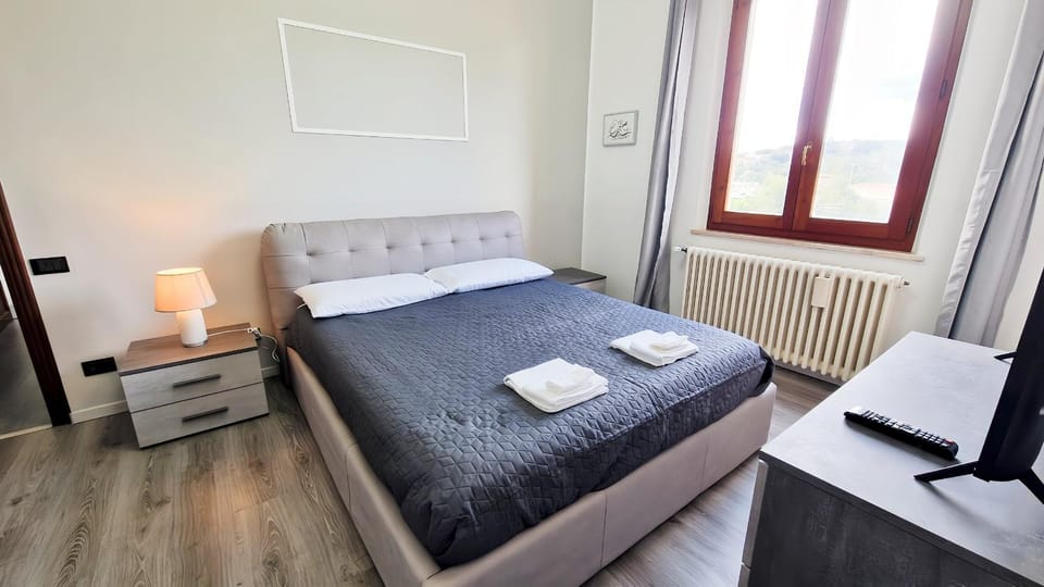 Bed, Photo of the whole room, Bedroom, safe, towels