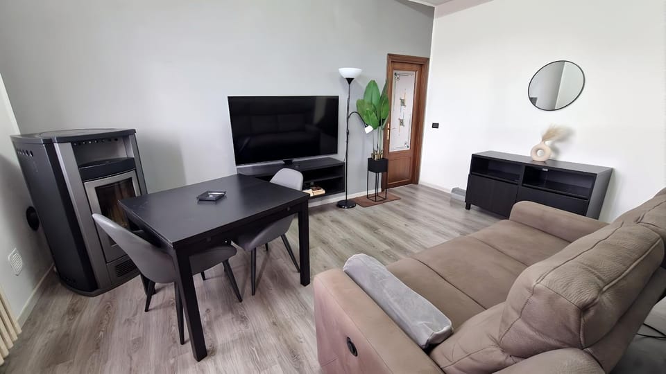 Living room, Dining area, fireplace
