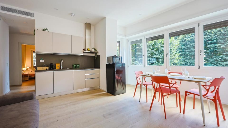 Coffee/tea facilities, Kitchen or kitchenette, Living room, Dining area, stove