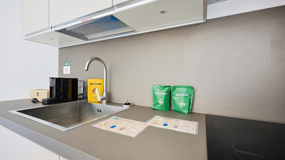 Coffee/tea facilities, Kitchen or kitchenette, stove