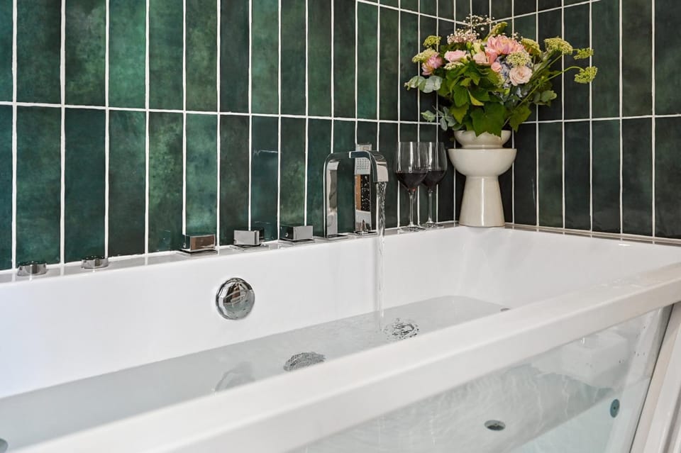 Lavie Maison Studio AC & Hot Tub Apartment in Paris