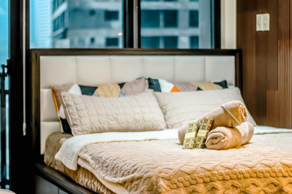 Bed, Bedroom, towels