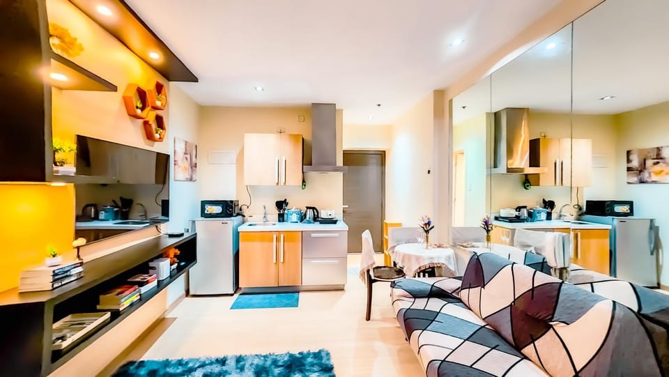 Kitchen or kitchenette, Dining area, dishwasher