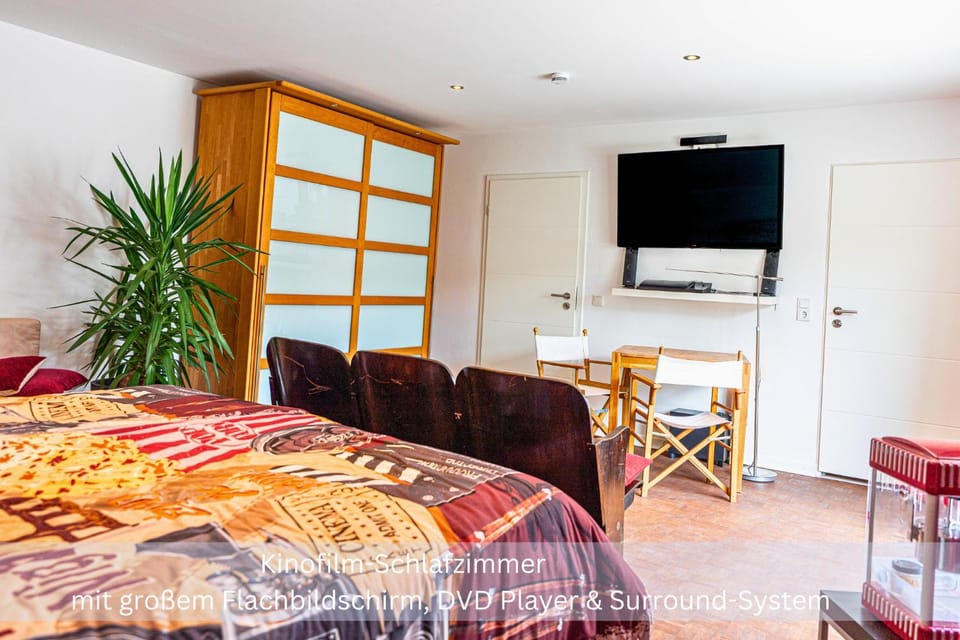 Bed, TV and multimedia, Photo of the whole room, Seating area, Evening entertainment, Bedroom, wardrobe