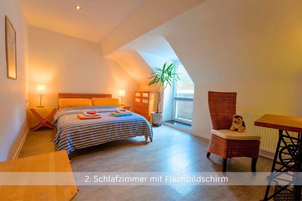Bed, Photo of the whole room, Seating area, Bedroom