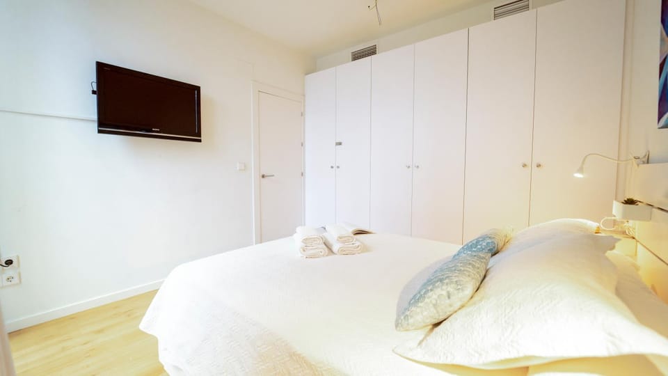 Bed, TV and multimedia, Photo of the whole room, Bedroom, wardrobe