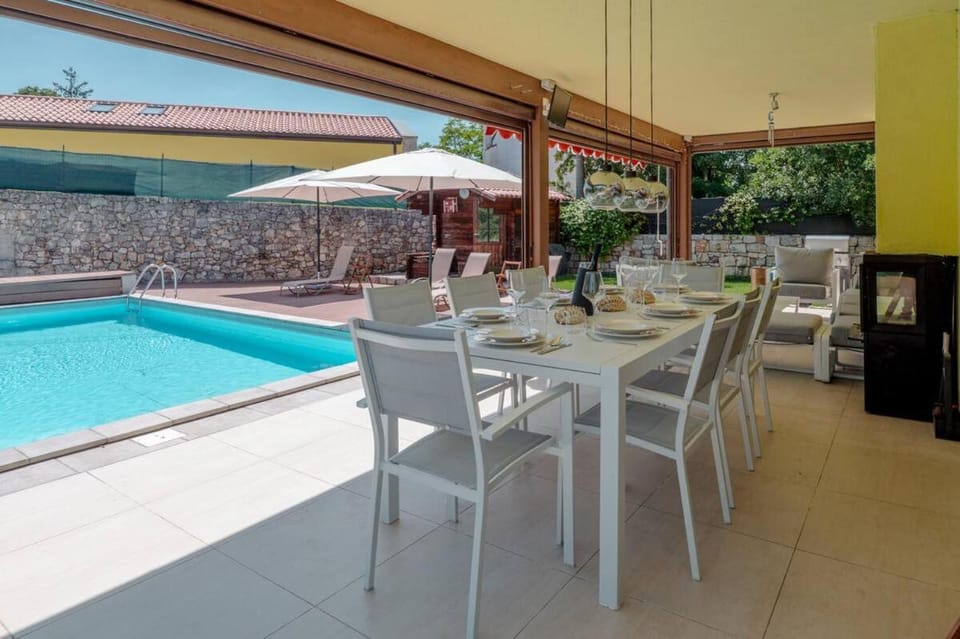Patio, Dining area, Swimming pool