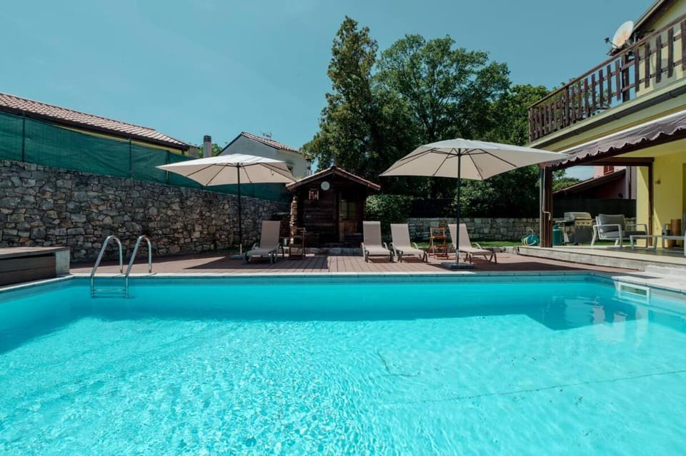 Swimming pool, sunbed