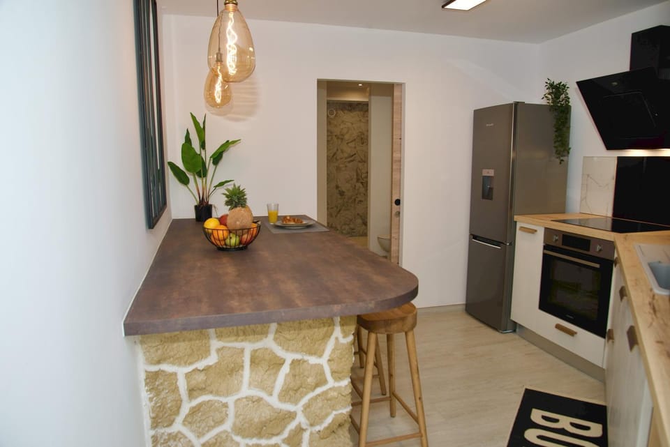 Kitchen or kitchenette, Dining area, oven