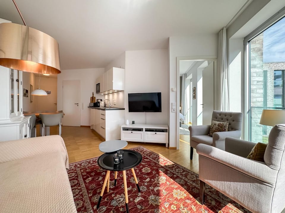 TV and multimedia, Kitchen or kitchenette, Living room, Seating area, Dining area, stove