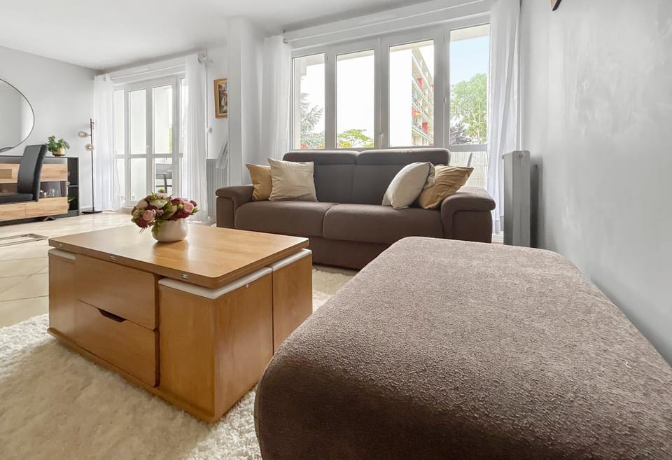 Appartement lumineux avec balcons et parking privé Apartment in Île-de-France
